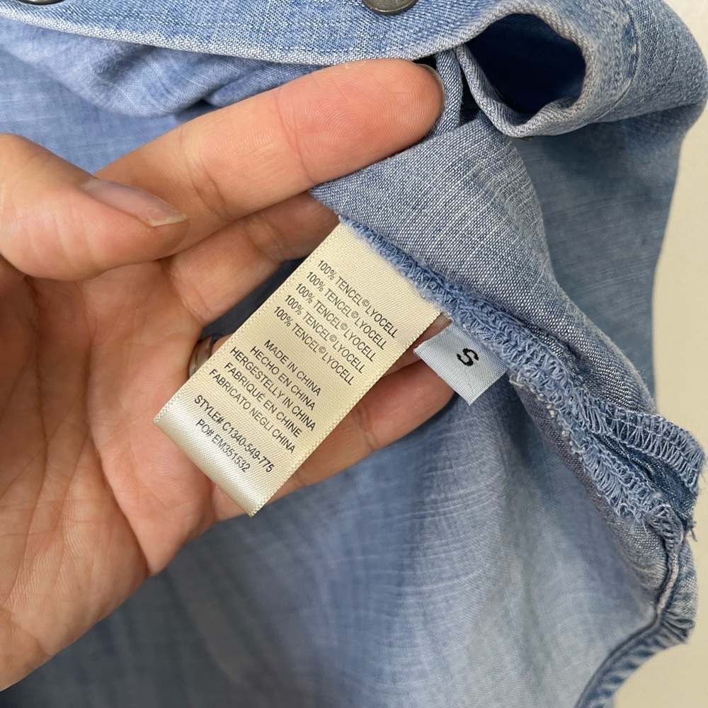 Cloth & Stone NWOT Pleated Denim Chambray Button Down Long Sleeved Shirt Small - Picture 6 of 10
